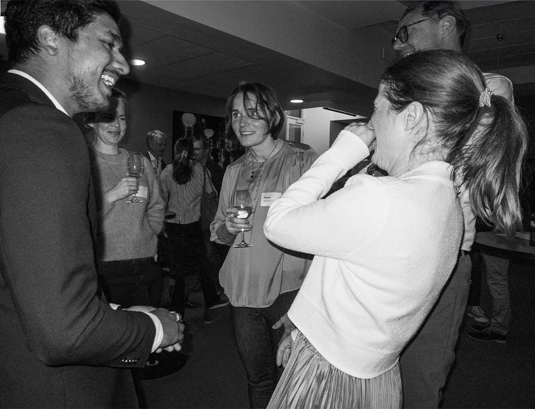 Mingel med trollkarl på företagsevent