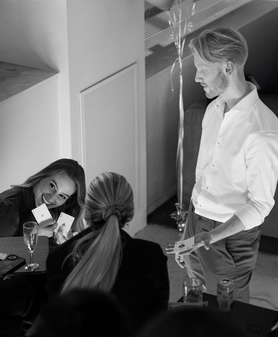 Trollkarl utför närmagi framför gäster på företagsmingel